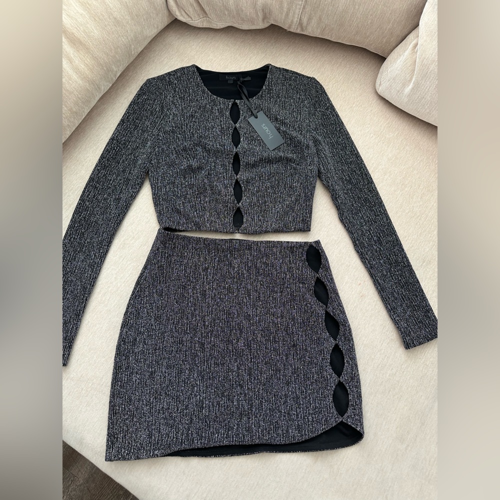 H:ours black skirt